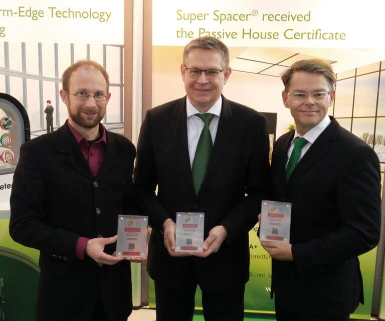 Dr.-Ing. Benjamin Krick of the Passive House Institute, with Managing Director Joachim Stoss and authorised signatory Johannes von Wenserski of Edgetech Europe GmbH upon receiving the Component Award.